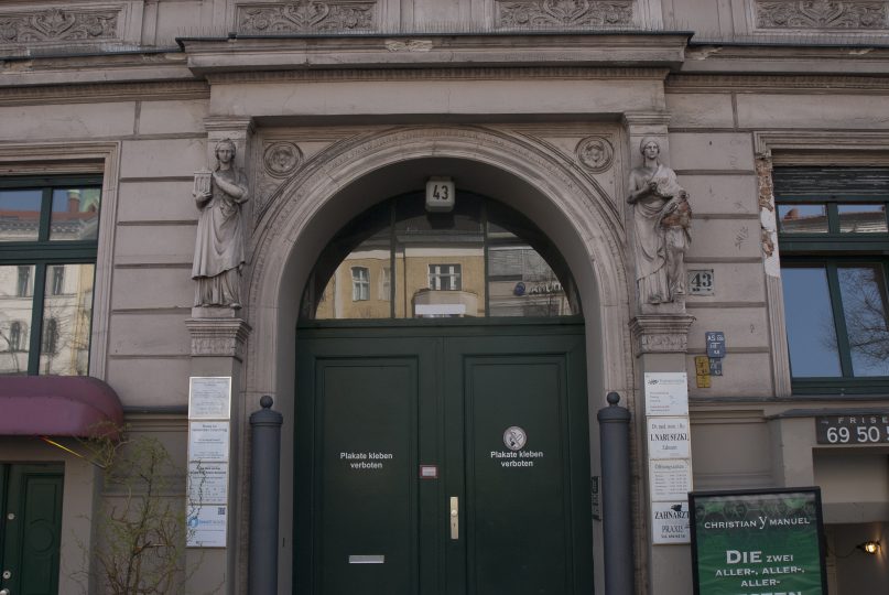 Entrance to the Mehringdamm 43 tenement building, 2018.