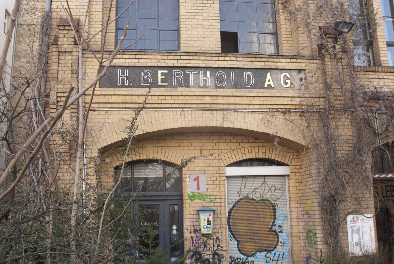 Aside from the old Berthold factory building itself, the most visually appealing part of today’s Mehringhof for those interested in the history of the foundry is the “H. Berthold A.G.” sign above Aufgang 1 [entrace 1]. Most of its letters have fallen off of the façade since the 1970s – or partially fallen off, in the case of the second H.