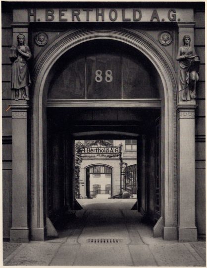 The entrance to the Belle-Alliance-Straße 88 (now Mehringdamm 43) tenement building, c.1921.