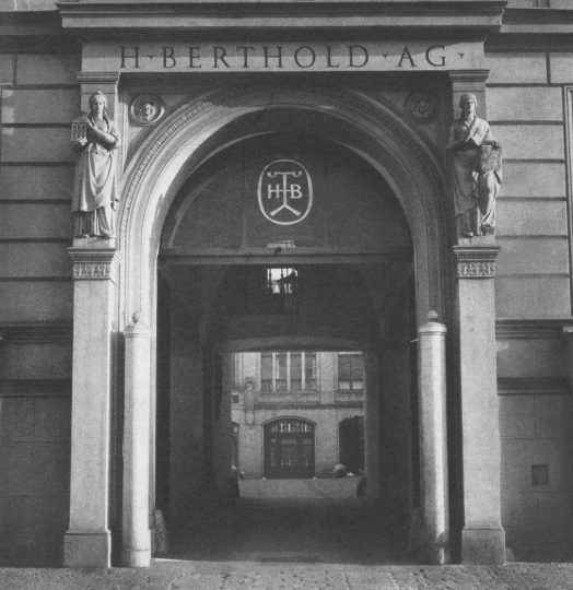 Entrance to the Mehringdamm 43 tenement building, c.1958.